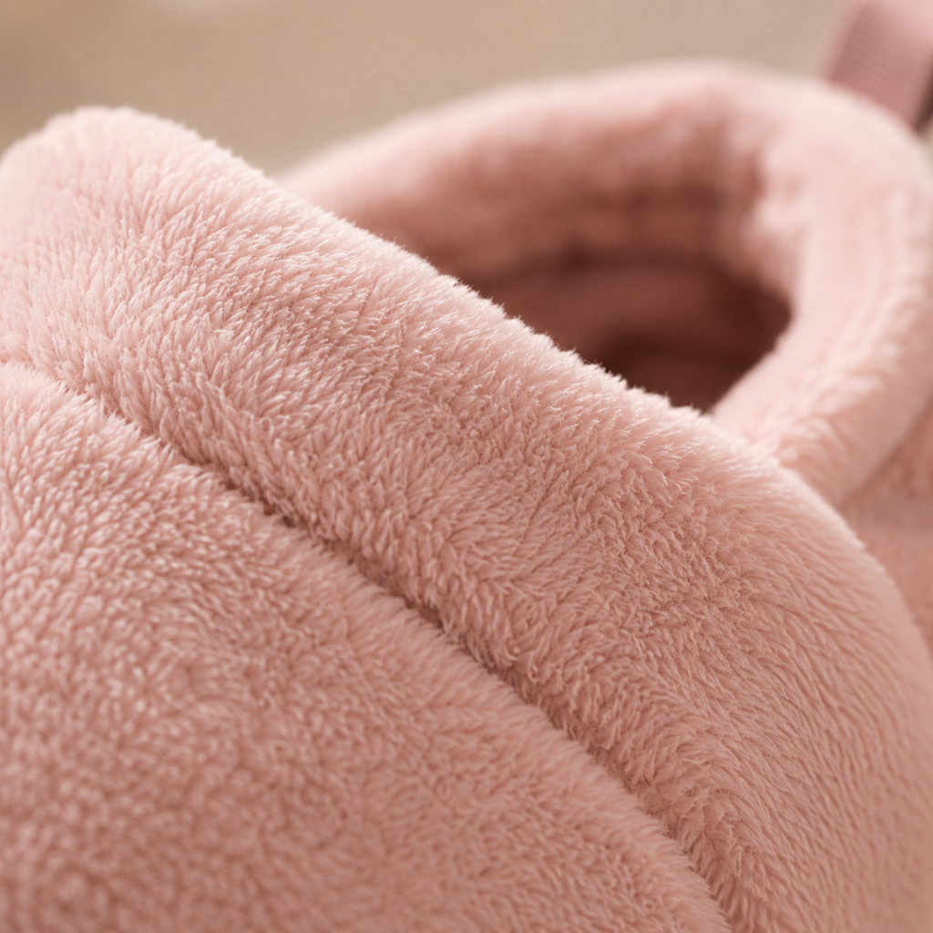 Gros plan texture peluche douce chaussons chauffants YaNa Confort